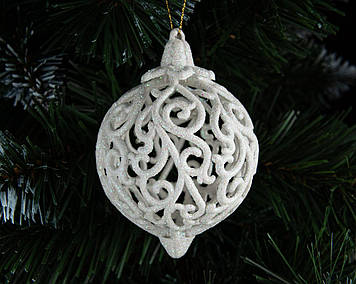 Новорічна іграшка Ажурний Куля об'ємна 8 см із пластику кольорова, у блискітках