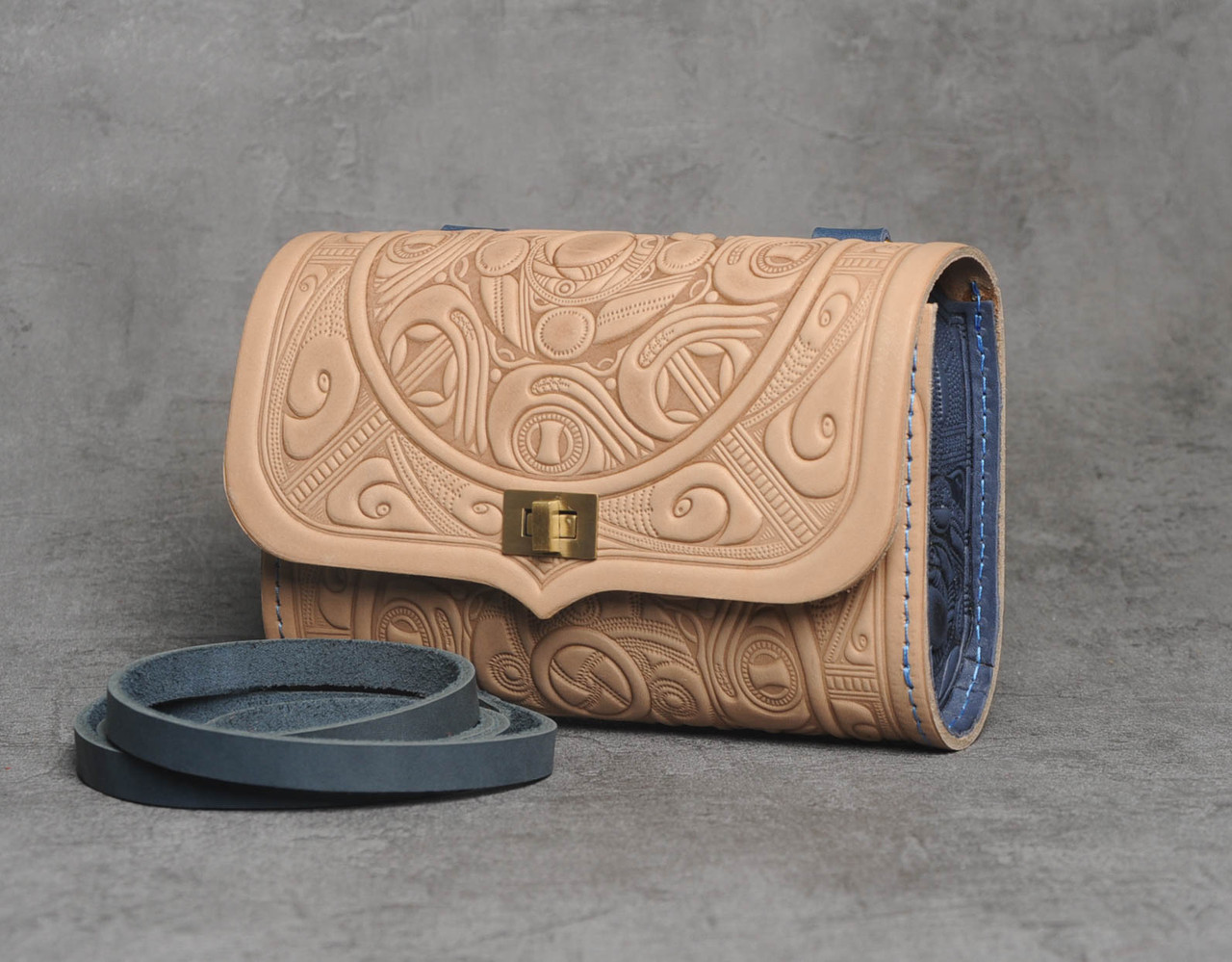 Шкіряна поясна сумка (2 в 1) з тисненим орнаментом "Трипілля", бежево-синього кольору, 19х13х6 см, фото 1