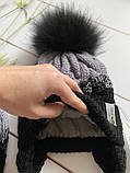 Зимова в'язана дитяча шапочка на зав'язках із натуральним бубоном для дівчинки та хлопчика ручної роботи., фото 3