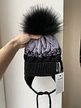 Зимова в'язана дитяча шапочка на зав'язках із натуральним бубоном для дівчинки та хлопчика ручної роботи., фото 4