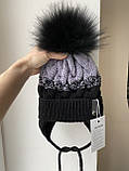Зимова в'язана дитяча шапочка на зав'язках із натуральним бубоном для дівчинки та хлопчика ручної роботи., фото 5