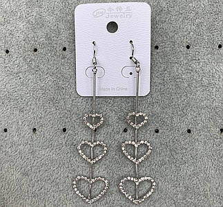 Сережки жіночі застібка петля сріблястого кольору довгі висувки сердечка з кришталевими камінчиками розмір 7 см
