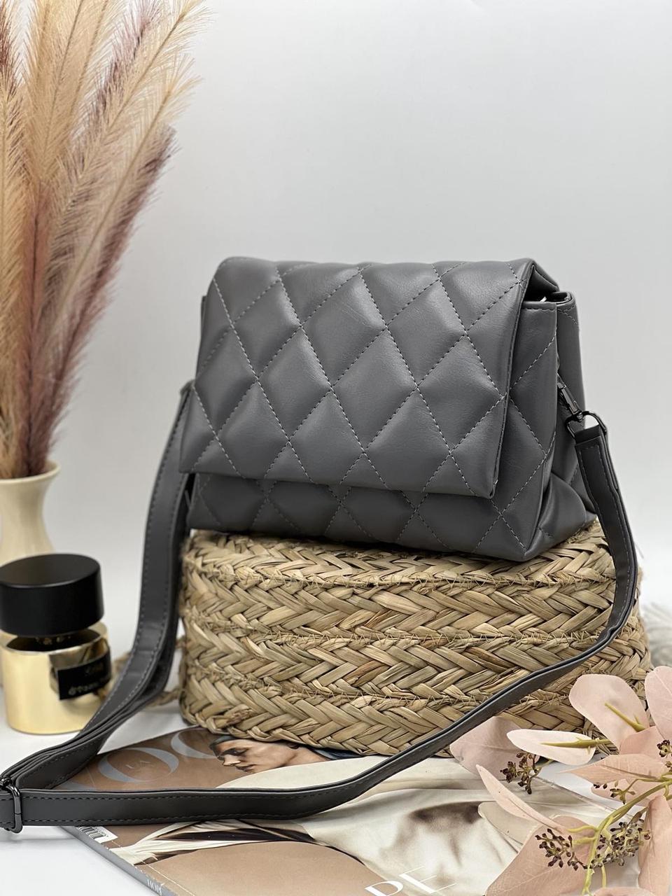 Сумка жіноча стьобана з клапаном і довгим ремінцем 22,5*16 см Nata Сірий, фото 1