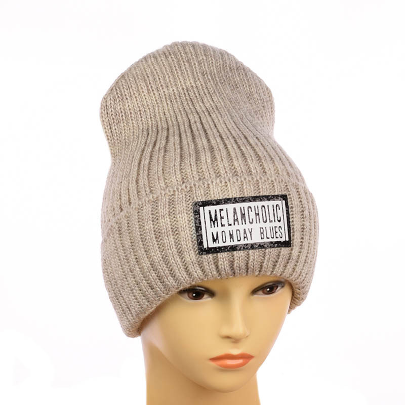 Молодіжна шапка з патчем пісочний