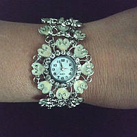 Жіночий годинник на браслеті