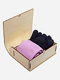 Подарунковий набір жіночий Шапка рожева в рубчик і чорні рукавиці для дівчини в дерев'яній коробці Лео, фото 2