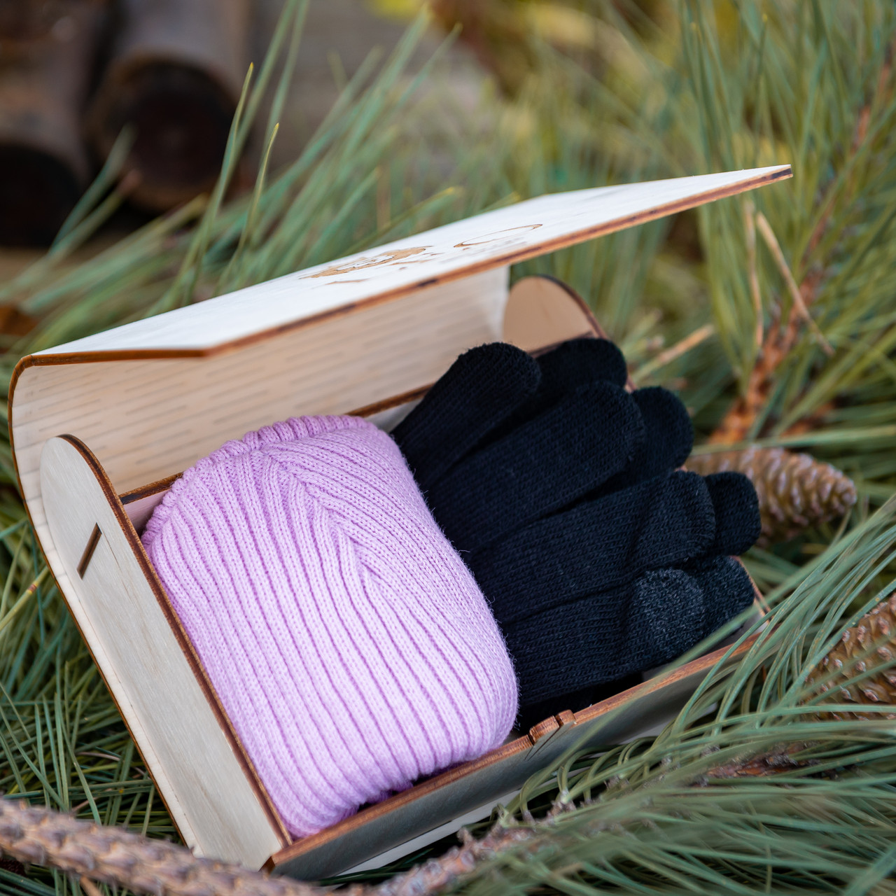 Подарунковий набір жіночий Шапка рожева в рубчик і чорні рукавиці для дівчини в дерев'яній коробці Лео