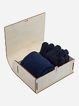 Подарунковий жіночий набір Шапка в рубчик blue і Рукавички для дівчини в дерев'яній коробці Лео