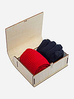 Подарунковий набір для дівчини в дерев'яній коробці жіноча Шапка в рубчик червона та Рукавички Лео