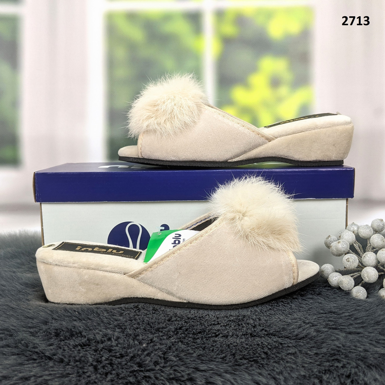 Тапочки домашні жіночі Inblu на танкетці з відкритим носком і пушком бежеві 2713, фото 1