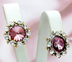 Сережки з кристалами, білого та темно-рожевого кольору. Позолота. Діаметр: 19 мм. Італійська застібка.