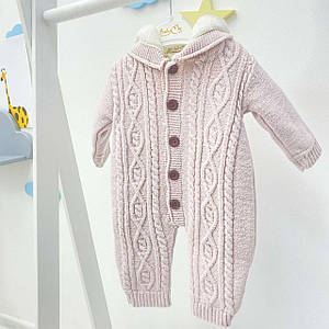 В'язаний комбінезон осінь/зима рожевий із бубоном. Размер 3-6 м(62 см), 6-9м(68 см), 9-12м(74 см))