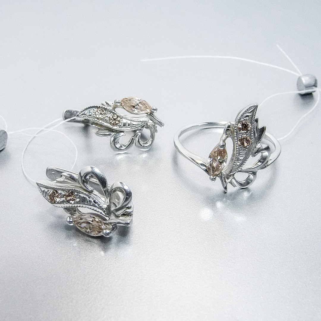 Ювелірні прикраси зі срібла з фіанітами кольору шампань комплект каблучка сережки