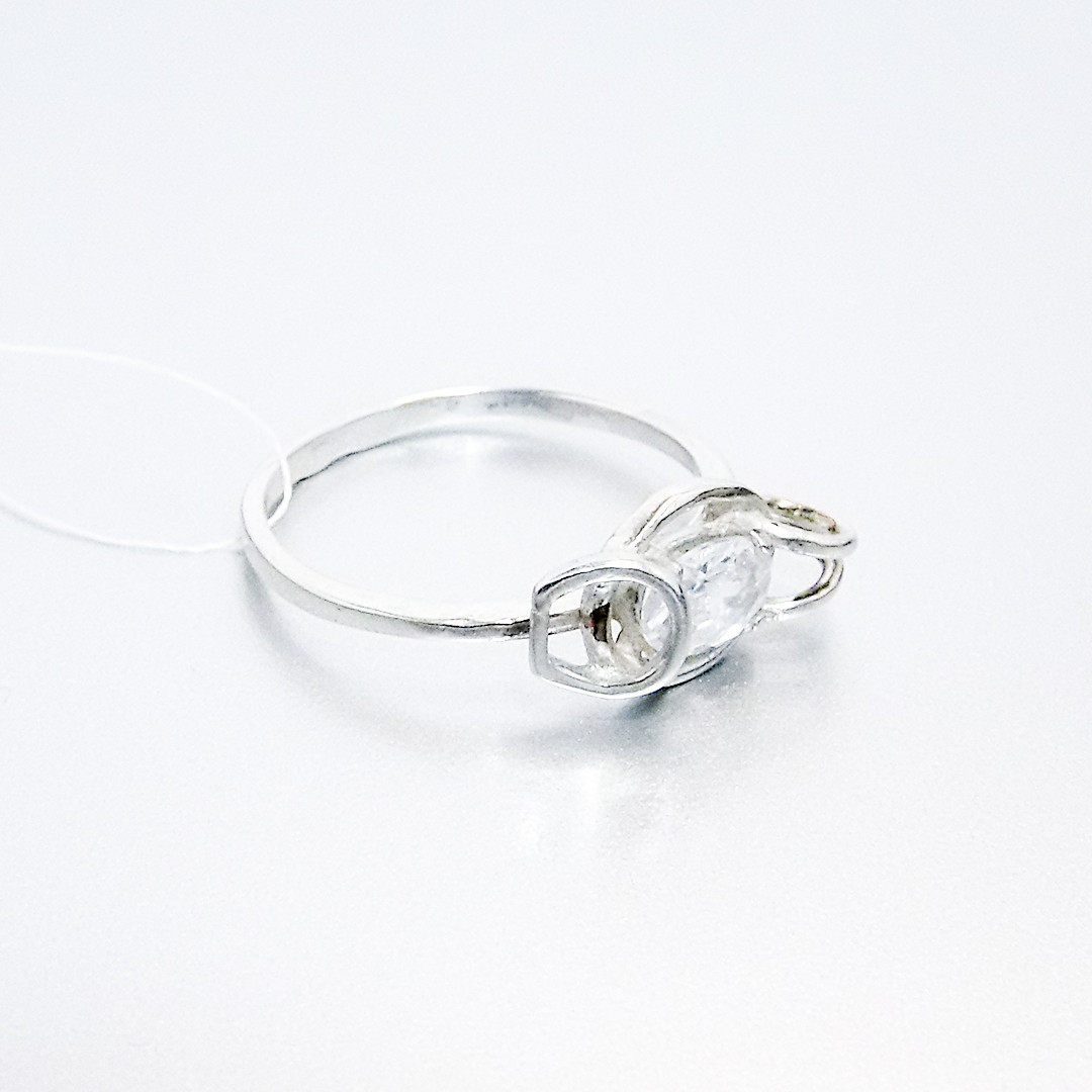 Стильна жіноча каблучка Срібна каблучка з фіанітами  Ювелірні прикраси зі срібла 925 проби