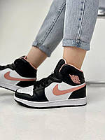 Повседневная обувь. Стильные кроссы для девушек Найк. Демисезонная женская обувь Nike черно-белого цвета.