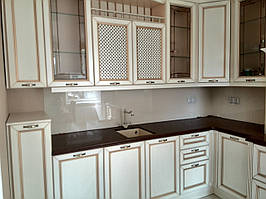 Кухонний скляний фартух з фарбуванням в кремовий колір