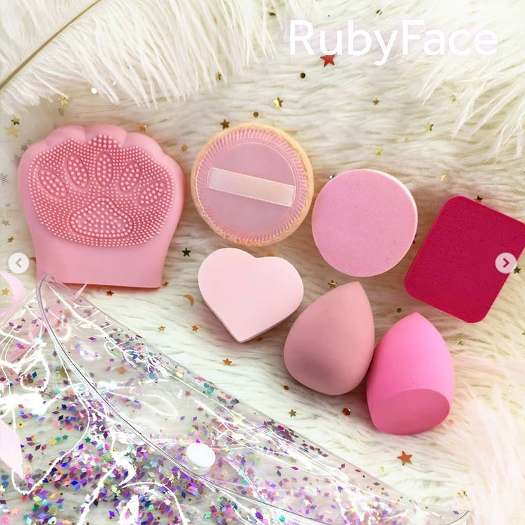 Набор спонжей для макияжа в косметичке и силиконовая щеточка для умывания Ruby Face - фото 1 - id-p1542276430