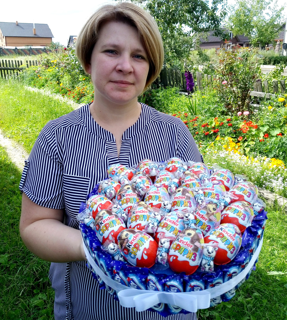 Солодкий торт з кіндерів. Подарунок на День народження дітям в садочок, школу, фото 1