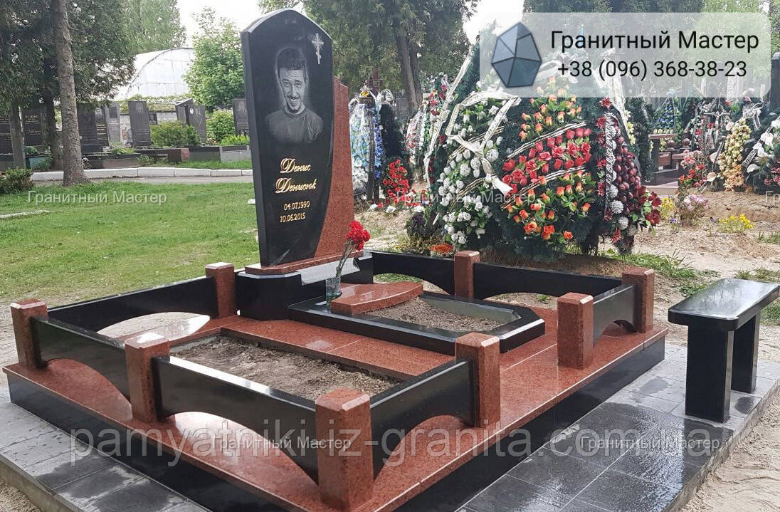 Пам'ятник воїну АТО комбінований з чорного і червоного граніту №103