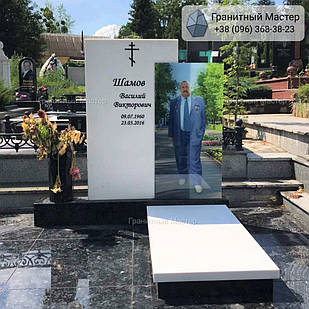 Пам'ятник чоловікові з білого мармуру з кольоровим портретом № 26