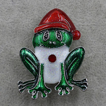 Брошка срібляста Різдвяна Жаба в червоному ковпачку покрита кольоровою емаллю розмір виробу 50х40 мм, фото 1