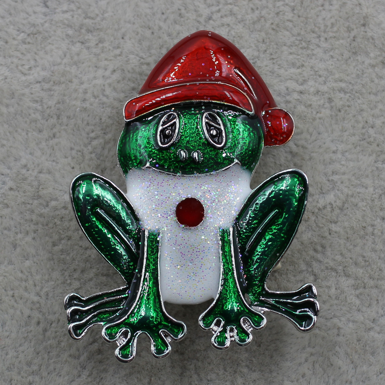Брошка срібляста Різдвяна Жаба в червоному ковпачку покрита кольоровою емаллю розмір виробу 50х40 мм - фото 1 - id-p1543411304