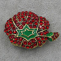 Брошка золотиста Новорічний подарунок з червоними фіанітами покрита кольоровою емаллю розмір виробу 30х40 мм