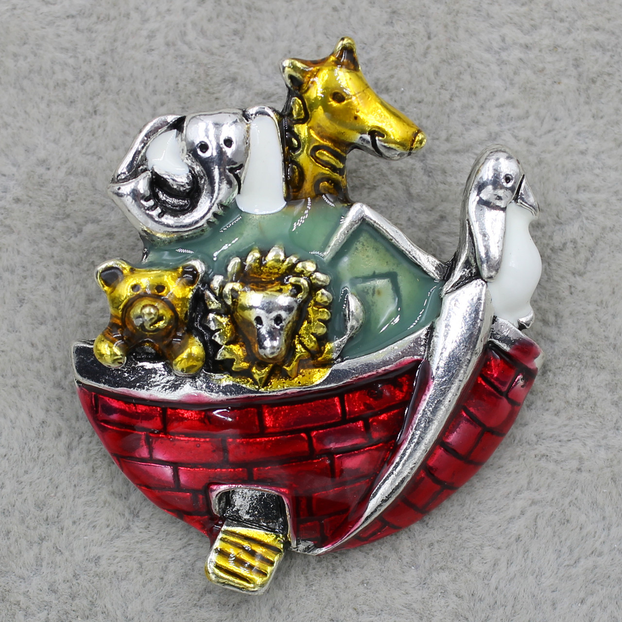 Брошка металева золотиста Будиночок із тваринами покрита кольоровою емаллю розмір виробу 40х40 мм