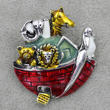 Брошка металева золотиста Будиночок із тваринами покрита кольоровою емаллю розмір виробу 40х40 мм, фото 1