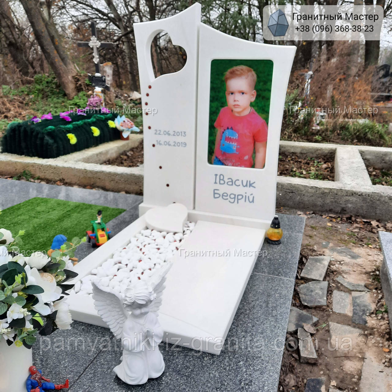 Незвичайний пам'ятник з білого мармуру дитині з кольоровим портретом № 34