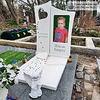 Необычный памятник из белого мрамора ребенку с цветным портретом № 34