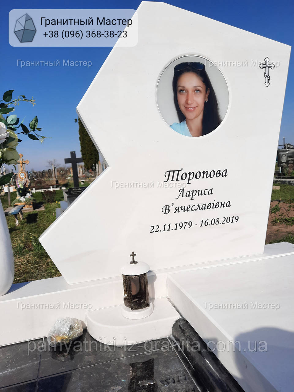 Пам'ятник з білого мармуру з кольоровим портретом №33
