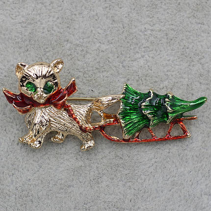 Брошка металева золотиста Кішка з санами й ялинкою покрита кольоровою емаллю розмір виробу 50х20 мм, фото 1