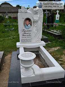 Красивий одинарний пам'ятник з білого мармуру молодому хлопцю з ангелом та кольоровим портретом № 24