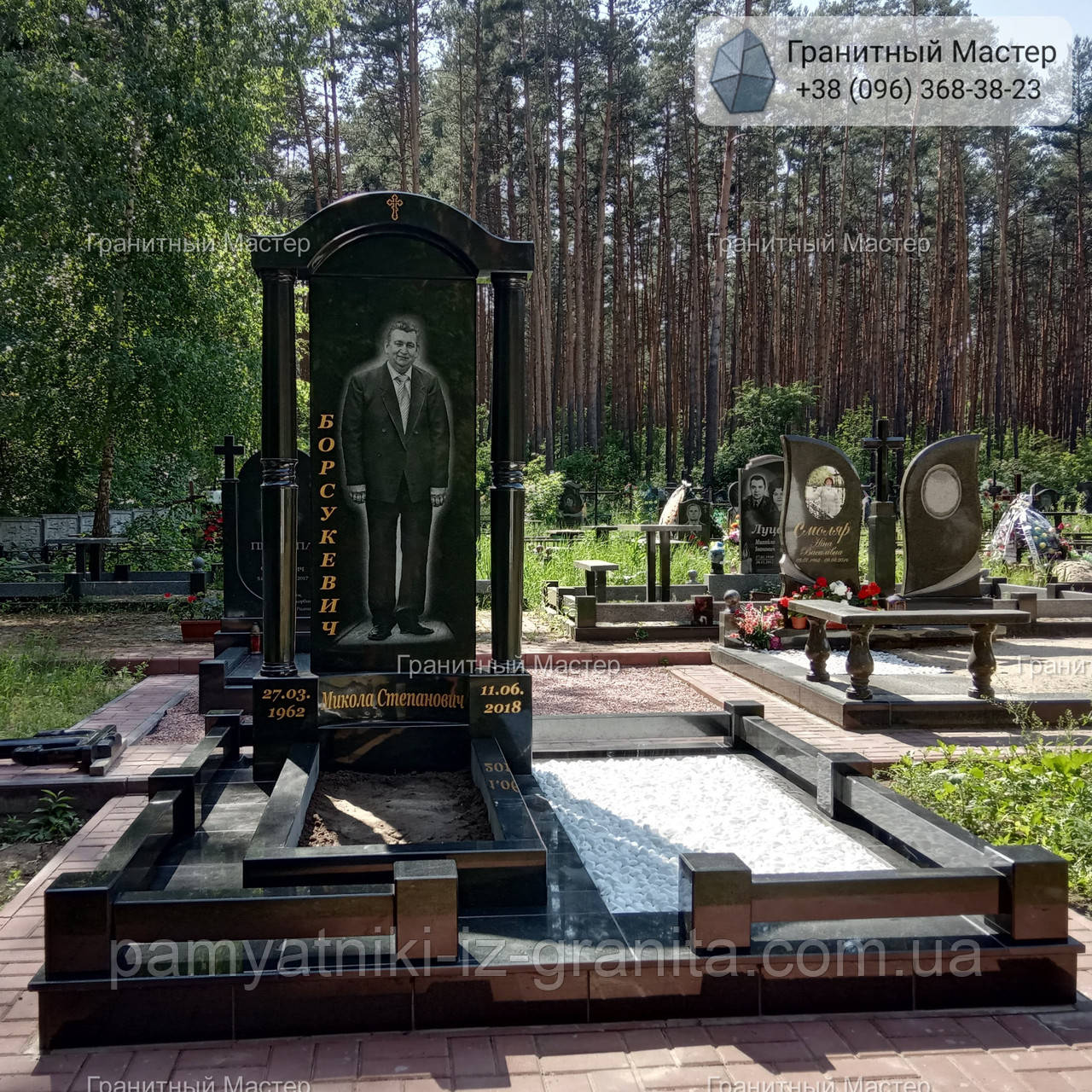 Чоловічий пам'ятник з чорного граніту № 105