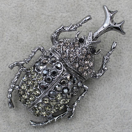 Брошка велика металева золотиста Жук Носоріг із сірими стразами розмір виробу 60х30 мм, фото 2