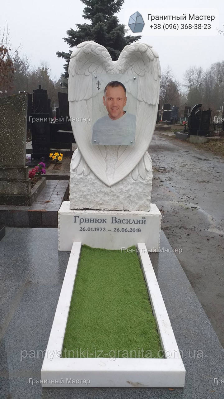 Пам'ятник з білого мармуру чоловікові у вигляді Крил № 38