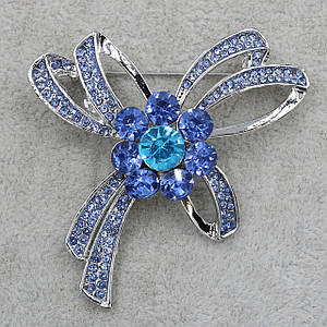 Брошка металева срібляста квітка з небесно блакитними кристалами розмір виробу 60х50 мм
