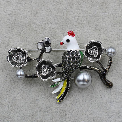 Брошка металева темно-срібляста з трояндочками, бусинами Папуга в стразах розмір виробу 50х40 мм, фото 1