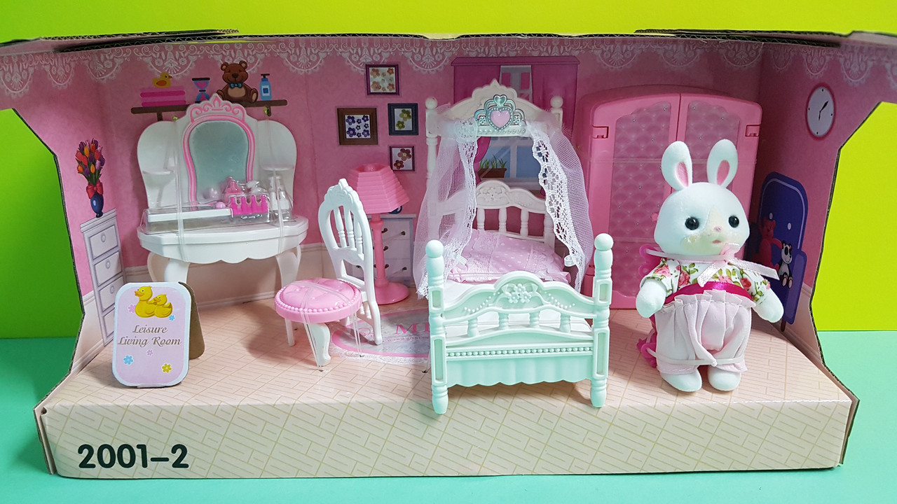 Лялькова дитяча кімната з флаковою фігуркою кролика