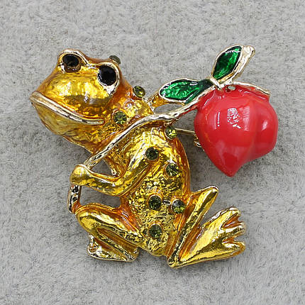 Брошка металева золотиста Жаба з мішком у стразах покрита кольоровою емаллю розмір виробу 40х30 мм, фото 1
