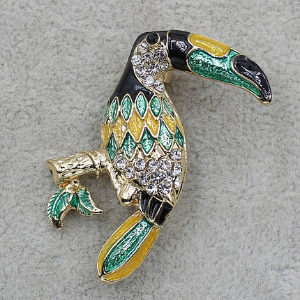 Брошка металева золотиста Тукан на гілочці в стразах покрита кольоровою емаллю розмір виробу 40х30 мм, фото 2