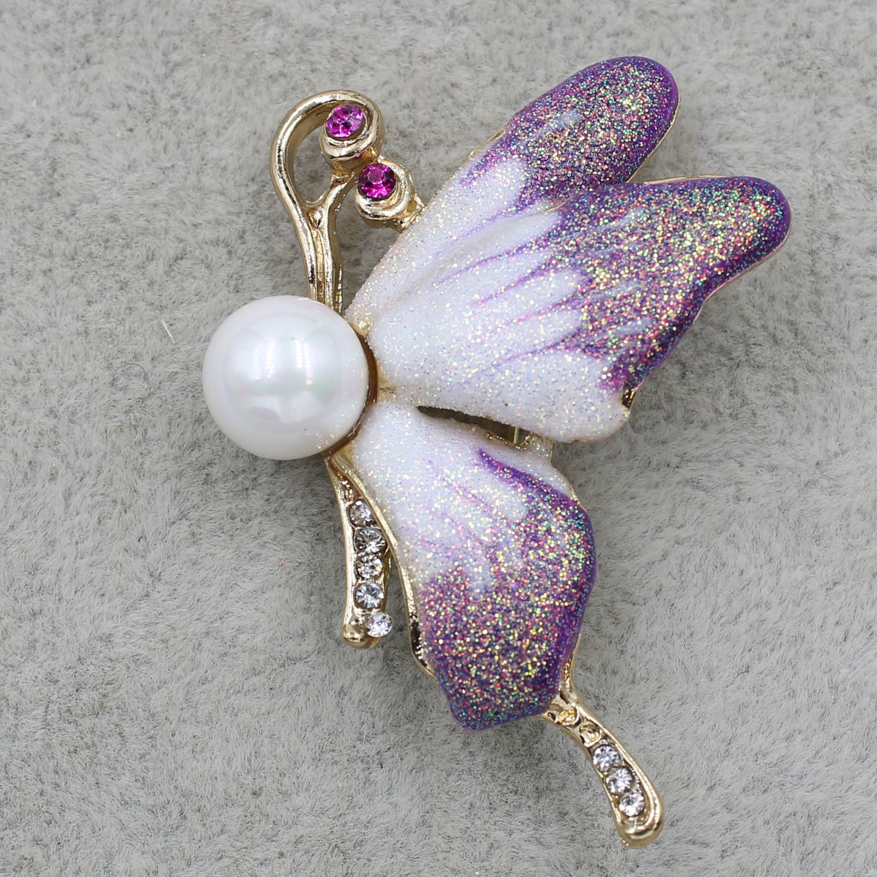 Брошка металева золотиста Метелик у стразах із перлами та переливними крилами розмір виробу 50х40 мм