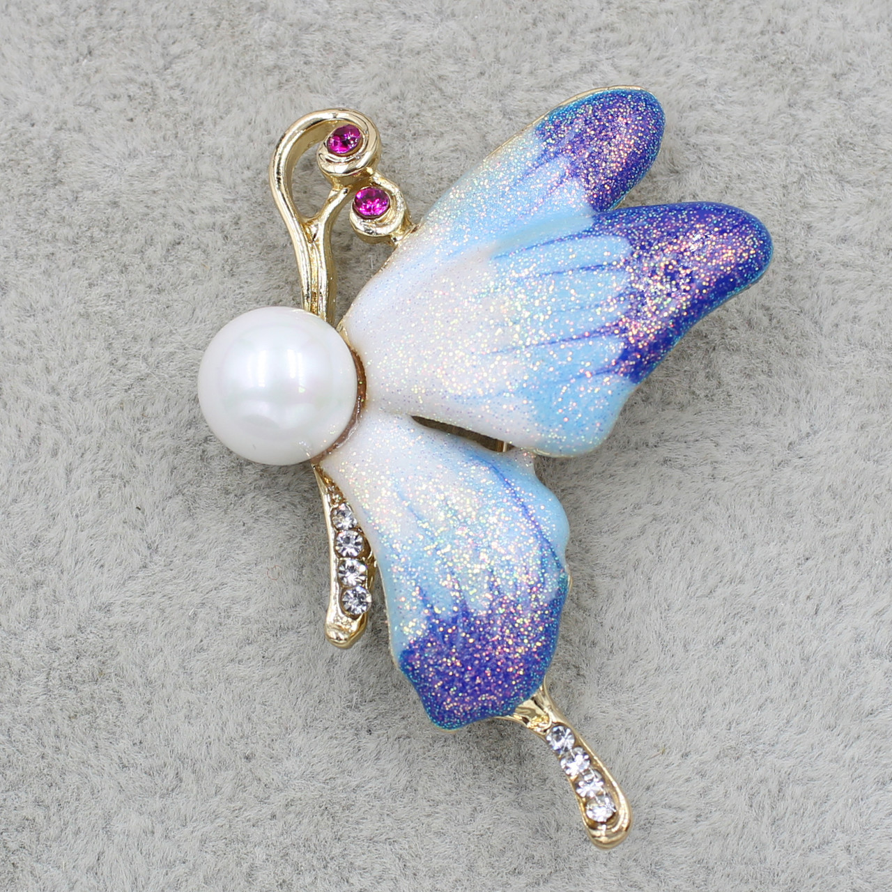 Брошка металева золотистий метелик зі стразами та перлами покрита кольоровою емаллю розмір виробу 50х40 мм