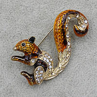 Брошка металева золотиста Білка в каменях покрита кольоровою емаллю розмір виробу 40х20 мм