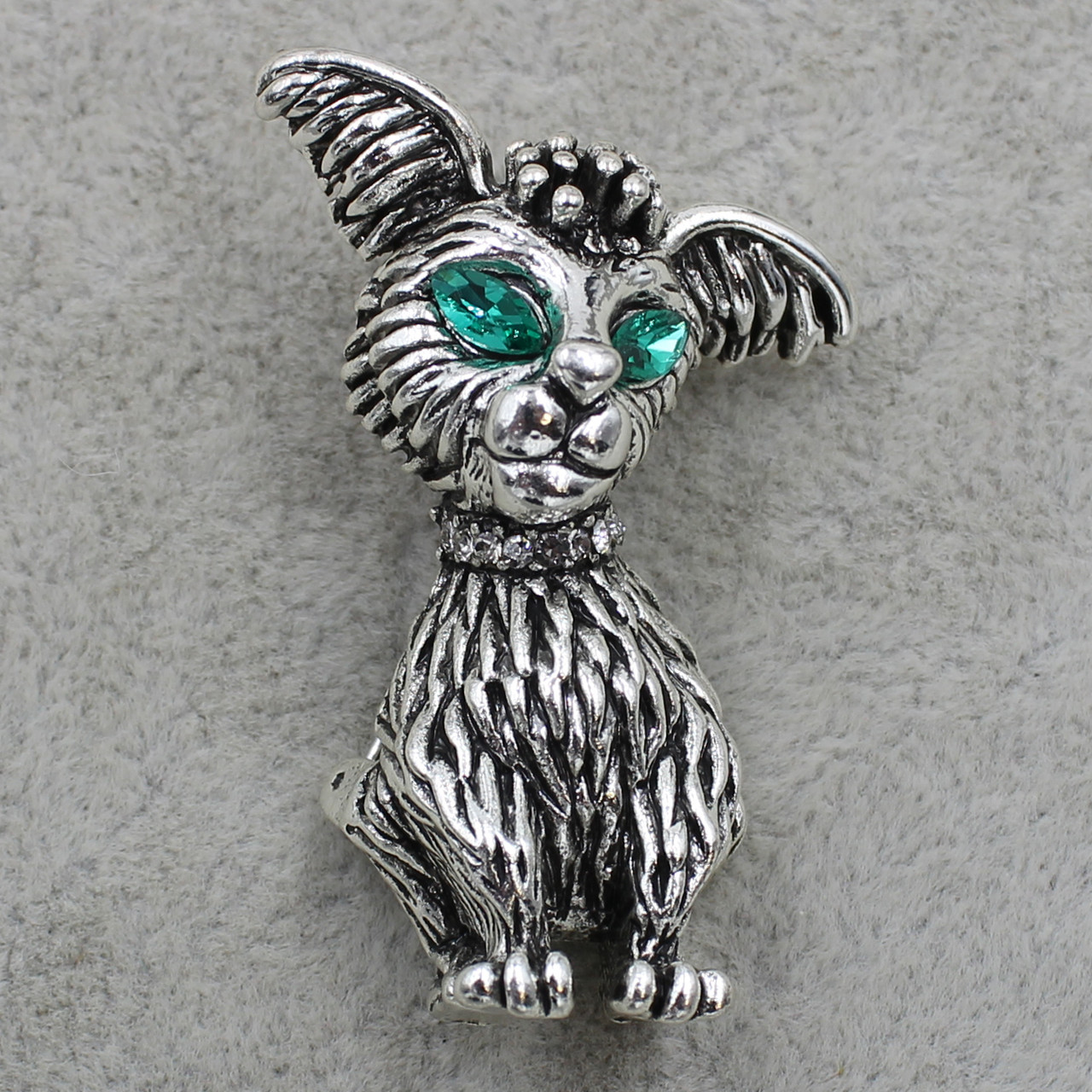 Брошка металева срібляста Собака зі смарагдовими кристалами розмір виробу 40х30 мм