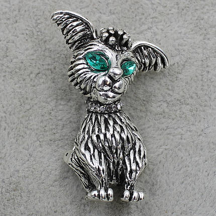 Брошка металева срібляста Собака зі смарагдовими кристалами розмір виробу 40х30 мм, фото 1