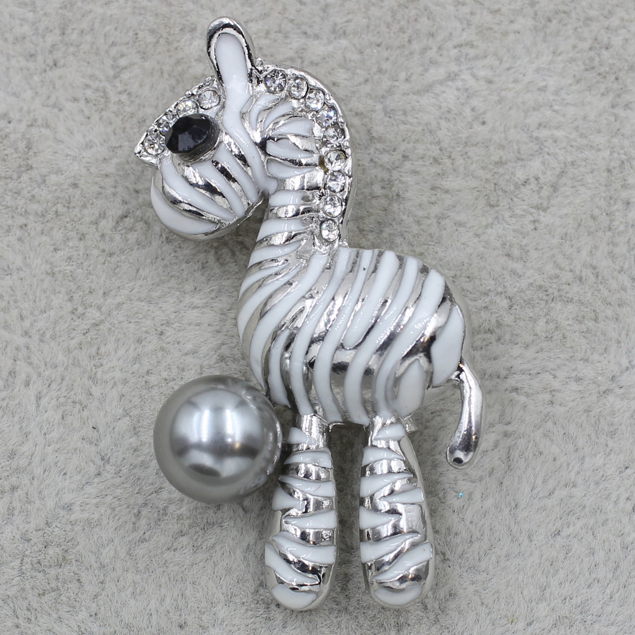 Брошка металева срібляста Зебра зі стразами та сріблястою намистиною кольорова емаль розмір виробу 40х30 мм