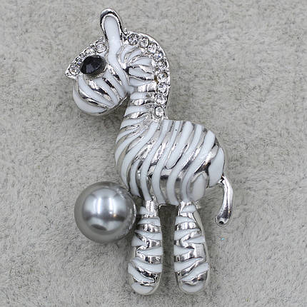 Брошка металева срібляста Зебра зі стразами та сріблястою намистиною кольорова емаль розмір виробу 40х30 мм, фото 1