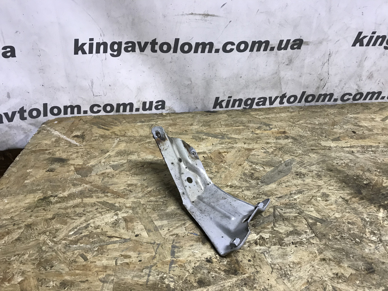Кріплення крила право Volkswagen Golf 6 5K6821138